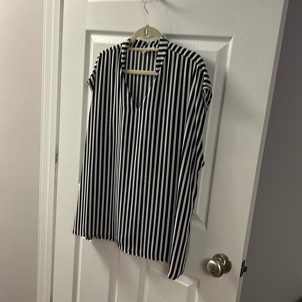 Bar III Black and white top sleeveless. Like new quilted cost